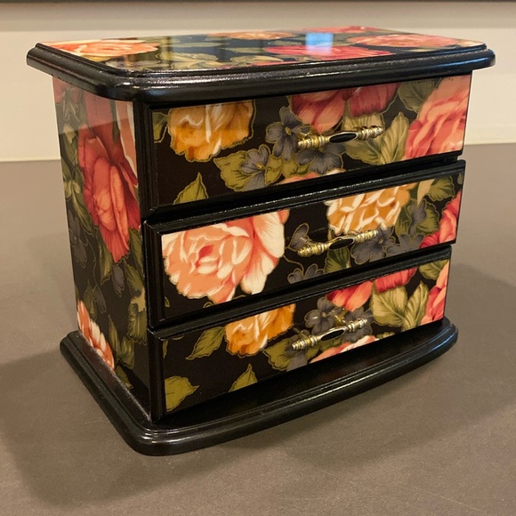 Jewelry - Vintage floral jewelry box size small